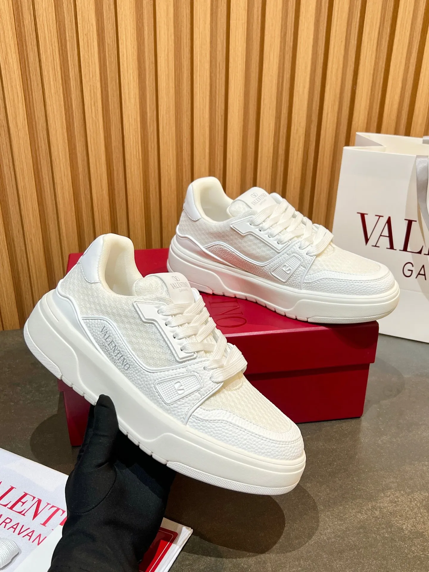 Men's men's shoes 💰640 VLNT Valentino 𝑶𝒏𝒆𝑺𝒕𝒖𝒅 Couple's sneakers series Valentino 2025 latest couple's sneakers, same style for celebrities, hot sale. Original ZP purchase and dismantling. Repeated pattern making and modification. Trying to restore 1:1 original version! Top luxury masterpiece, soft and comfortable, breathable and light, combines fashion and leisure, brings excellent and elegant texture and excellent on-foot comfort. Top purchasing version upper: imported high-end breathable mesh/original oil edge craftsmanship. Inner: imported mesh. Outsole: original development 𝐓𝐏𝐔 two-color combination outsole. Packaging: original configuration complete package. Code number: 35/44 (customized 45 46). Can be customized (self-labeled - no label) order.
